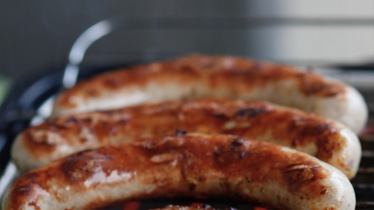 gegrillte grobe Rinderbratwürste