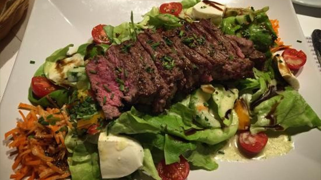 Hüftsteak auf Salat